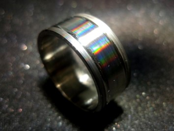 金属ガラスの指輪